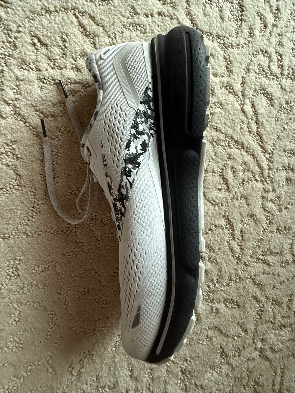 Brooks Women’s Size 10 Ghost 15 Running Shoe in White and Black. - Picture 10 of 10